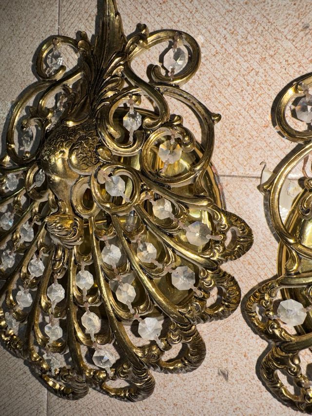 Pareja apliques latón y cristal estilo pavo real