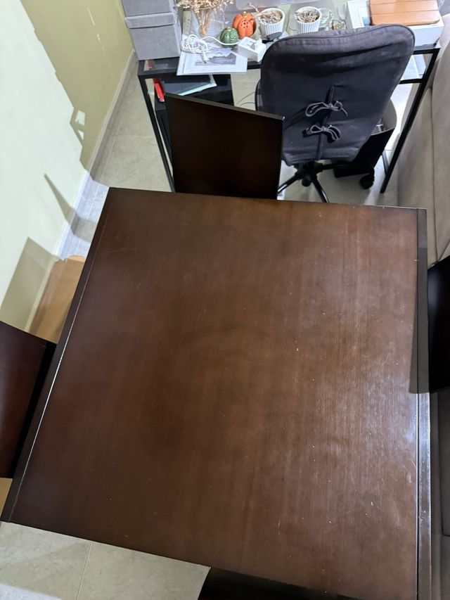 Mesa de comedor y 4 sillas