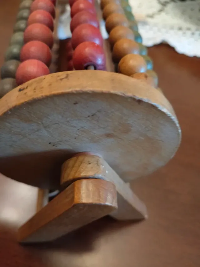 Abaco antico in legno colorato