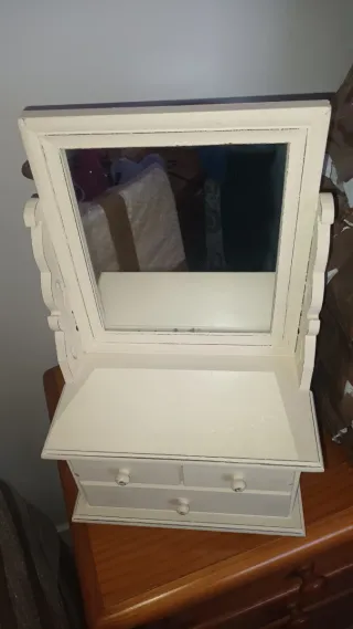 Joyero de madera con espejo y cajones