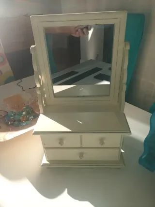 Joyero de madera con espejo y cajones