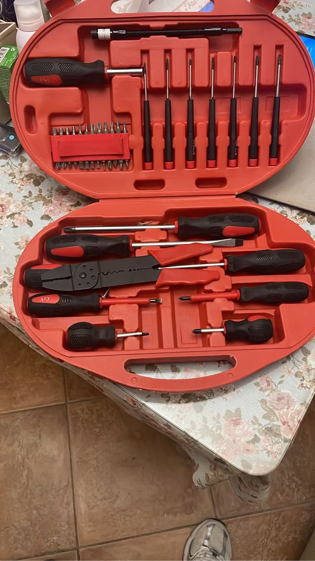 Caja de herramientas con destornilladores