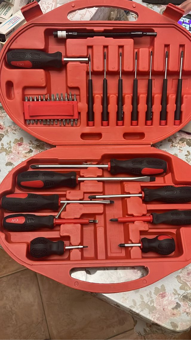 Caja de herramientas con destornilladores