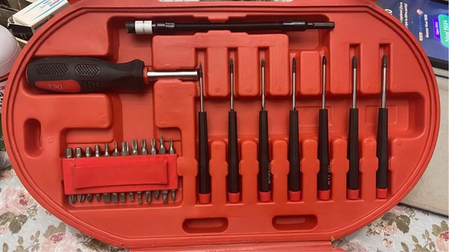 Caja de herramientas con destornilladores