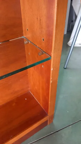 Libreria in ciliegio con ripiano in vetro