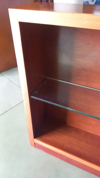 Libreria in ciliegio con ripiano in vetro