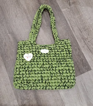 Bolso tote verde pistacho y negro hecho a mano