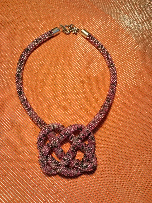 Collar tejido nudo celta multicolor