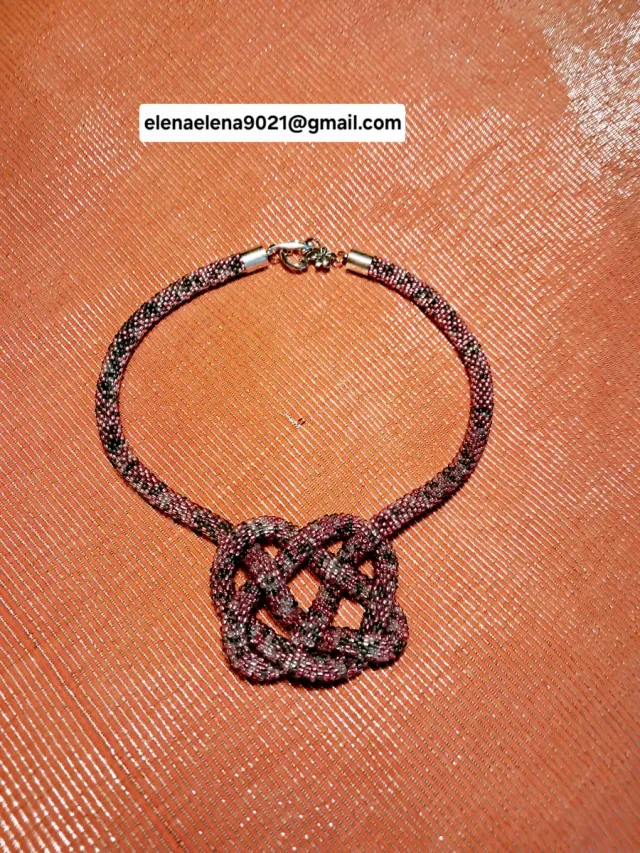 Collar tejido nudo celta multicolor