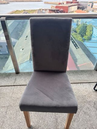 Silla de comedor tapizada gris