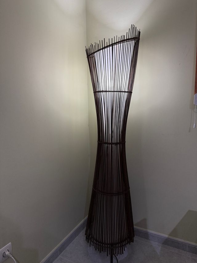 Lámpara de pie de bambú y madera