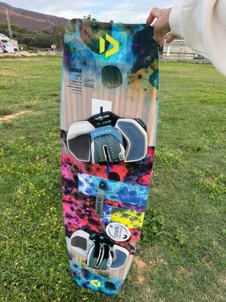 Tabla Kitesurf Duotone Soleil 136x39 con pads