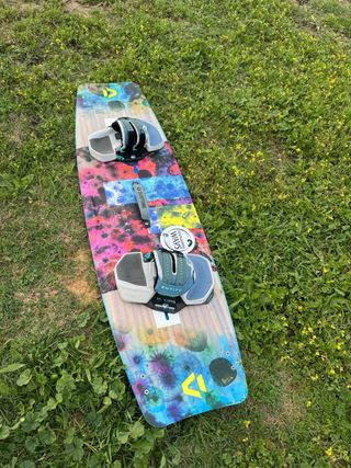 Tabla Kitesurf Duotone Soleil 136x39 con pads