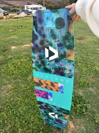 Tabla Kitesurf Duotone Soleil 136x39 con pads