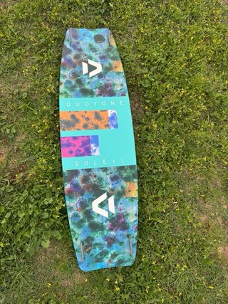Tabla Kitesurf Duotone Soleil 136x39 con pads
