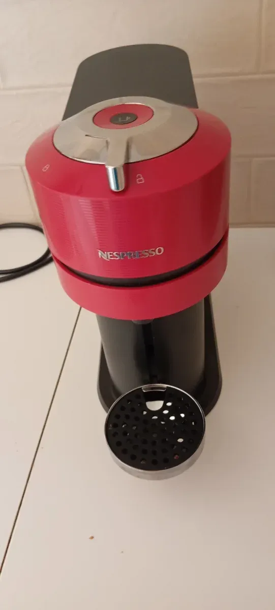 Cafetera Nespresso Negra y Roja