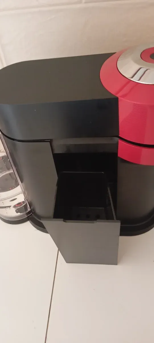 Cafetera Nespresso Negra y Roja