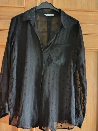 Camisa Stradivarius negra topos semitransparente