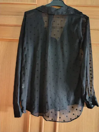 Camisa Stradivarius negra topos semitransparente