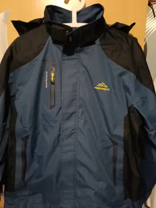 Chaqueta cortavientos azul y negra