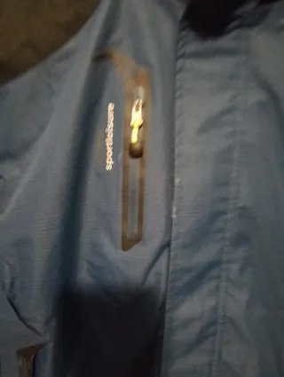 Chaqueta cortavientos azul y negra