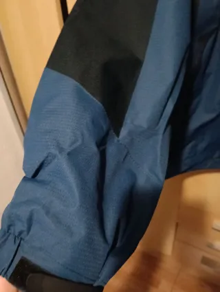 Chaqueta cortavientos azul y negra