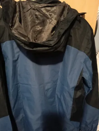 Chaqueta cortavientos azul y negra