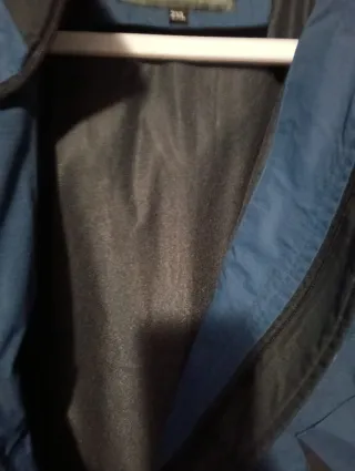 Chaqueta cortavientos azul y negra