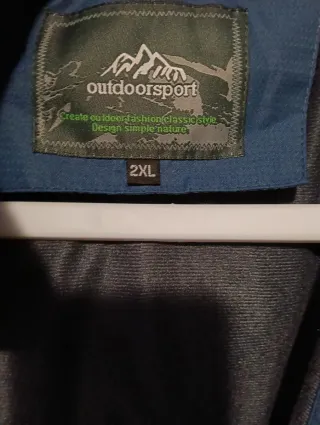 Chaqueta cortavientos azul y negra