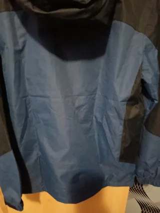 Chaqueta cortavientos azul y negra