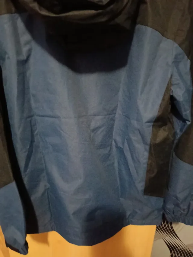 Chaqueta cortavientos azul y negra