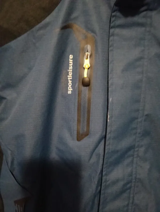 Chaqueta cortavientos azul y negra