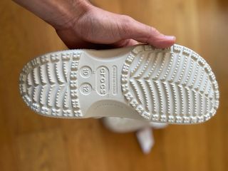 Crocs Clásicos Talla 43 Hueso