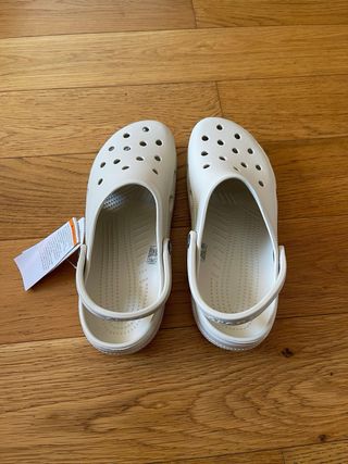 Crocs Clásicos Talla 43 Hueso