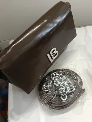 Bolso LB marrón charol con cadena