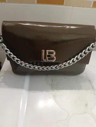 Bolso LB marrón charol con cadena