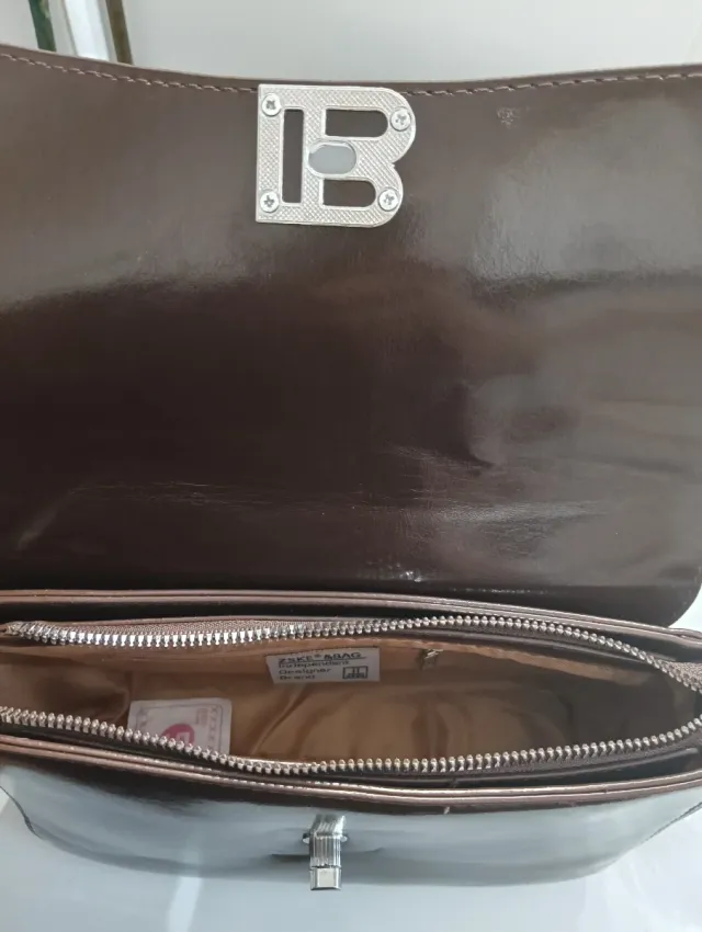 Bolso LB marrón charol con cadena