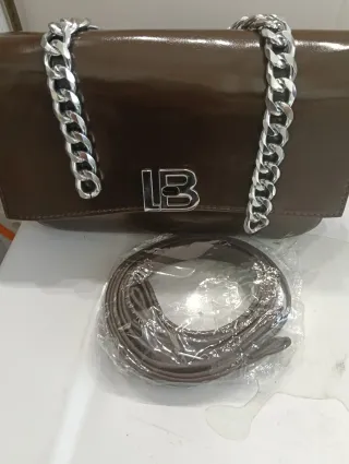 Bolso LB marrón charol con cadena