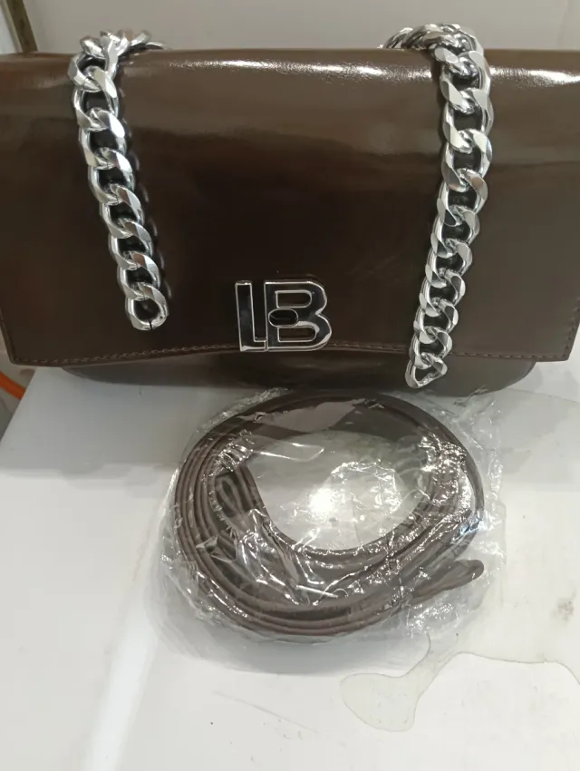Bolso LB marrón charol con cadena