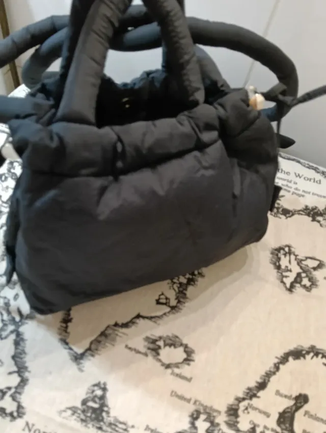 Bolso negro acolchado