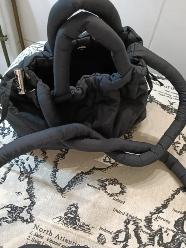 Bolso negro acolchado