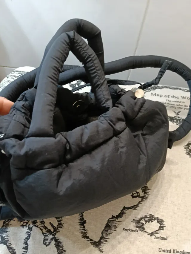 Bolso negro acolchado