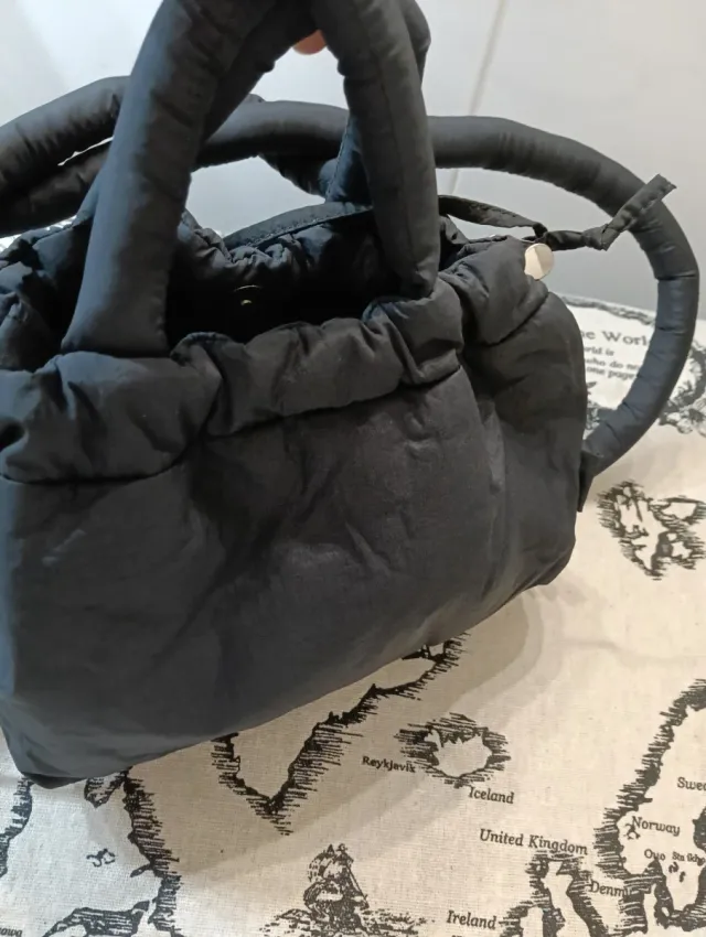 Bolso negro acolchado