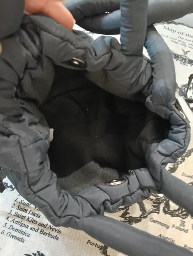 Bolso negro acolchado