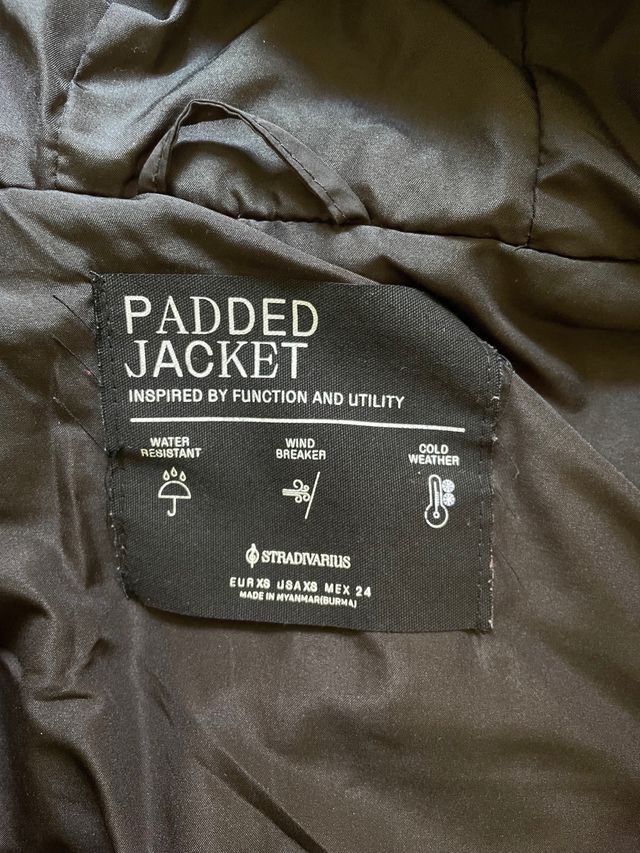 Abrigo negro Stradivarius acolchado