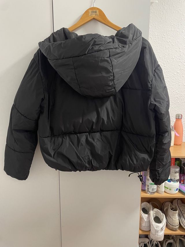 Abrigo negro Stradivarius acolchado