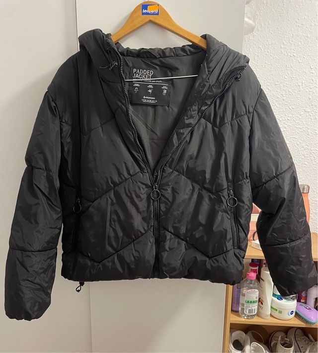 Abrigo negro Stradivarius acolchado