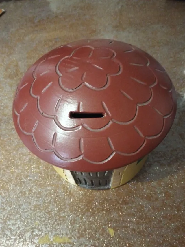 Salvadanaio a forma di casa in ceramica