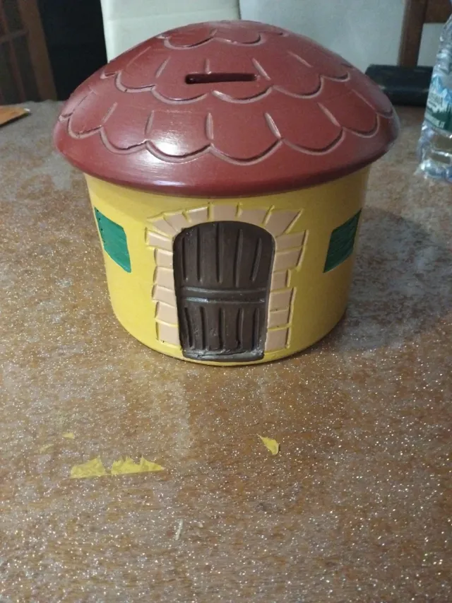 Salvadanaio a forma di casa in ceramica