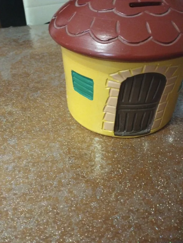 Salvadanaio a forma di casa in ceramica